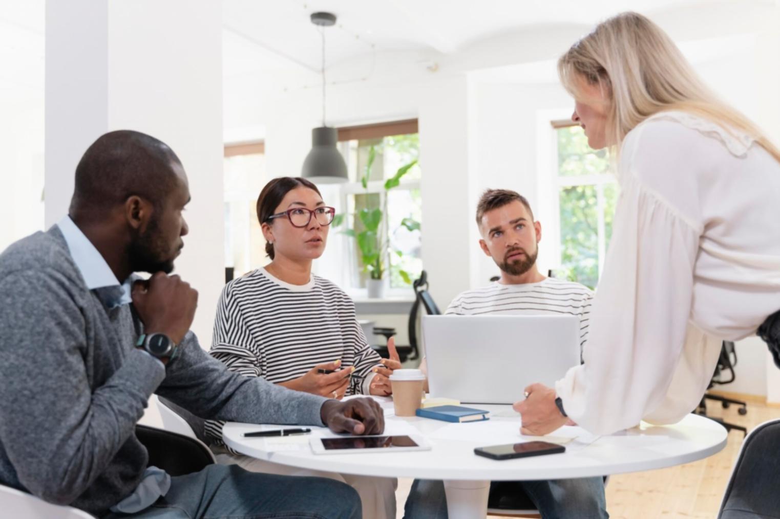 Environnement d'apprentissage moderne avec outils technologiques pour formation financière