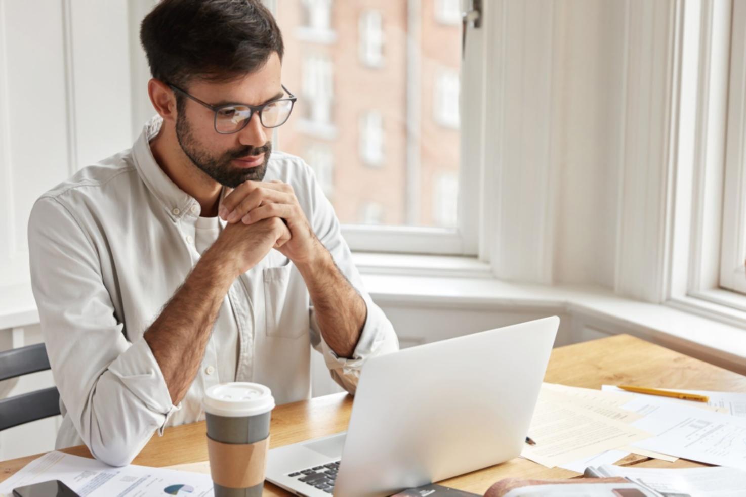 Équipe elacorinova analysant des données financières pour développer des stratégies de prévision personnalisées